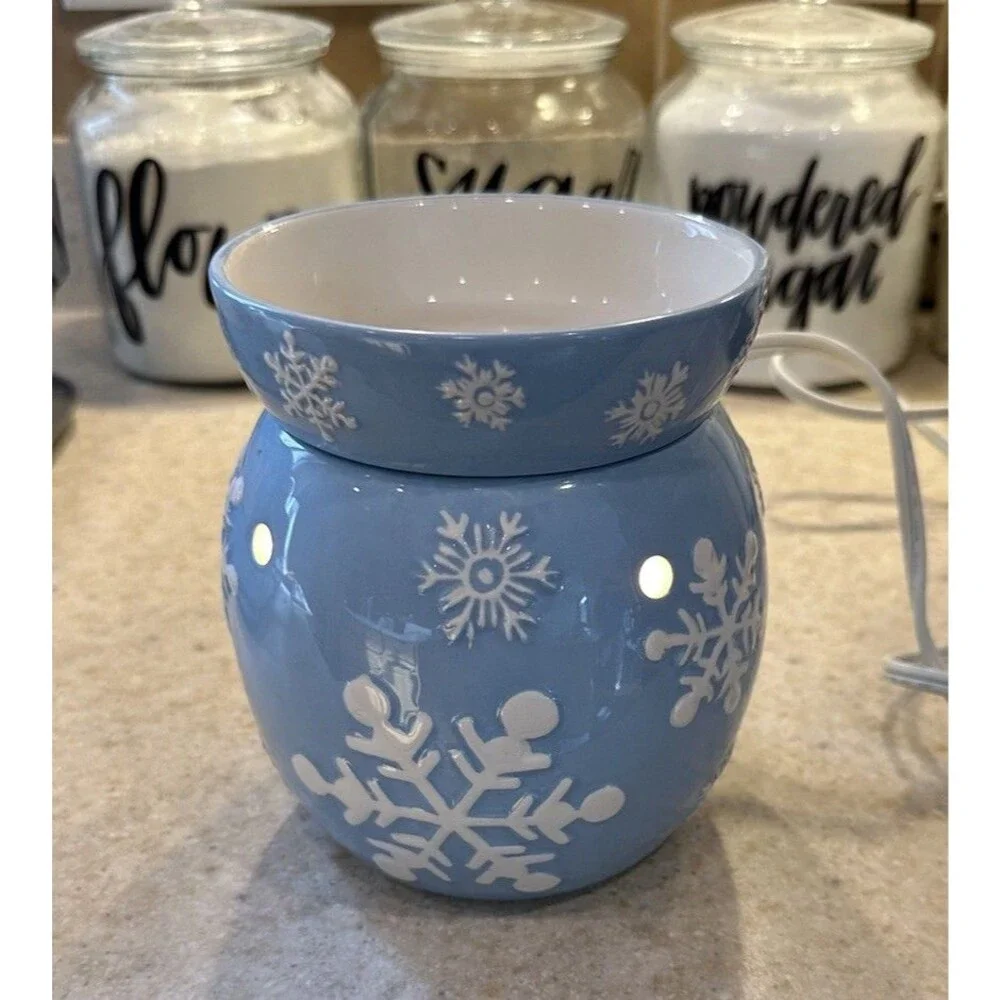 SCENTSY Snowflake Blue Full Size Wax Warmer Holiday Collection